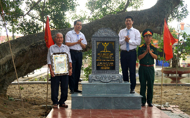 Lễ[-]trao[-]bằng[-]công[-]nhận[-]cây[-]di[-]sản[-]tại[-]xã[-]Kim[-]Anh,[-]huyện[-]Kim[-]Thành,[-]tỉnh[-]Hải[-]Dương